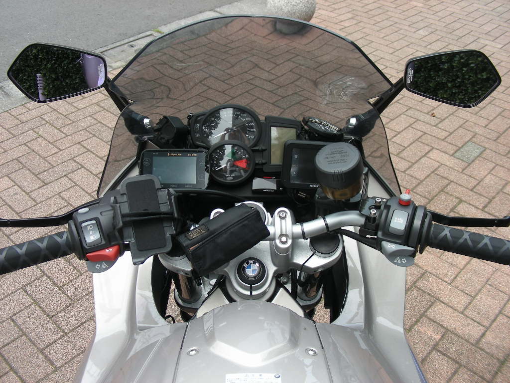 メーカー品番: AEX3
適合: BMW / F800S
適合付帯条件: 2006年以降(BMW・F800S/ST)
材質: ハウジング:アルミ/ステー:アルミダイキャスト
サイズ: ステー長:165mm/ミラーサイズ:横150mm、縦88mm、視界直径78mm/鏡曲率半径:R=1300mm
仕様: 左右共通ミラー/新保安基準適合品
備考: ロングタイプは純正並みの後方視界。まぶしい光だけをカットする「OPTICS」鏡採用。